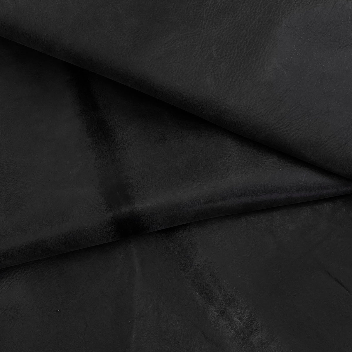 Wild Thing Nubuck Horse Leather in Schwarz – sleek black finish that evolves with a natural patina, by District Leathers.